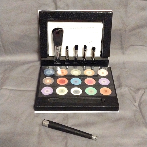 Bella Bellissima Cosmetic Eyeshadow Colour Pallette with 5 Brush Heads - Picture 8 of 10